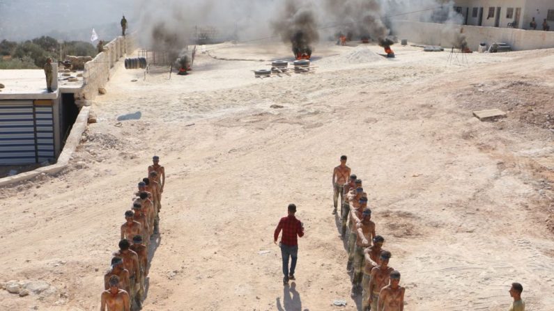 Les combattants rebelles syriens du « Front de libération nationale », récemment formé, reçoivent un entraînement militaire dans un lieu inconnu dans la campagne du nord de la province d'Idleb, le 1er septembre 2018, en prévision d'une prochaine offensive des forces gouvernementales. Photo : AAREF WATAD / AFP / Getty Images.