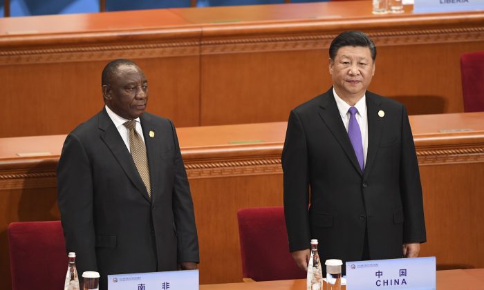 Le dirigeant chinois Xi Jinping (à droite) et le président sud-africain Cyril Ramaphosa attendent d'autres participants avant le début de la cérémonie d'ouverture du Forum sur la coopération sino-africaine, le 3 septembre 2018, au Grand Hall du peuple, à Beijing, en Chine. (Madoka Ikegami - Pool/Getty Images)
