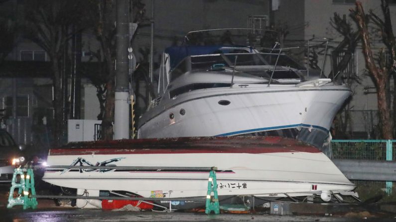 Des bateaux reposent dans une rue après avoir été emportés par une onde de tempête causée par le typhon Jebi à Nishinomiya, préfecture de Hyogo, le 4 septembre 2018. Photo : JIJI PRESS / AFP / Getty Images.