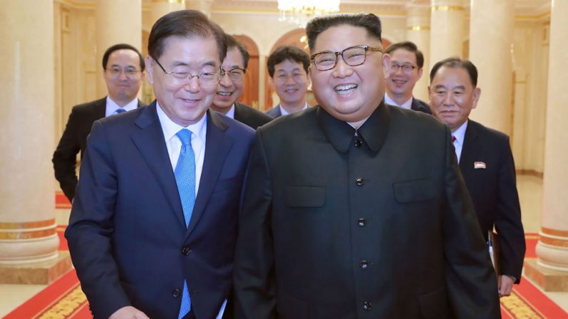 Cette photo prise le 5 septembre 2018 et diffusée le 6 septembre 2018 montre la rencontre entre le leader nord-coréen Kim Jong Un et l'envoyé spécial du président sud-coréen Chung Eui-yong à Pyongyang. Photo KCNA VIA KNS / AFP / Getty Images.