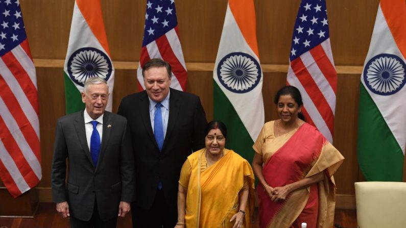 Le secrétaire américain à la Défense, Jim Mattis, le ministre américain des Affaires étrangères, Mike Pompeo, le ministre indien des Affaires étrangères, Sushma Swaraj, le ministre indien de la Défense, Nirmala Sitharaman, Delhi le 6 septembre 2018. Photo  PRAKASH SINGH / AFP / Getty Images.