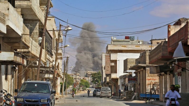 Cette photo prise à Kafr Ain le 7 septembre 2018 et montre que de la fumée monte alors que les forces gouvernementales ciblent la ville, à 4 kilomètres à l'est de Khan Shaykhun, dans la campagne méridionale de la province d'Idlib. Photo : ANAS AL-DYAB / AFP / Getty Images.
