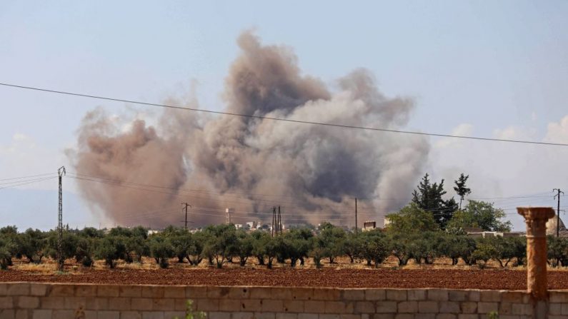 Le 8 septembre 2018, les forces gouvernementales syriennes ont bombardé la ville de Khan Sheikhun, à la limite sud de la province d'Idlib tenue par les rebelles. Les frappes aériennes russes sur le dernier grand bastion rebelle syrien ont été les plus violentes. Photo : OMAR HAJ KADOUR / AFP / Getty Images.