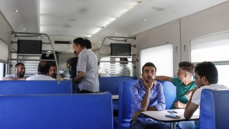 Le train Bagdad-Fallouja trace à nouveau sa route, au milieu des destructions