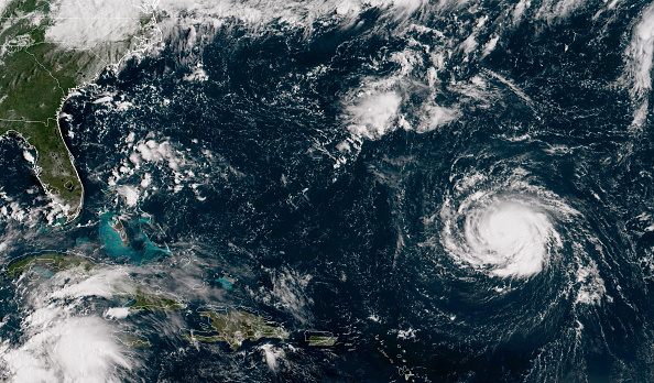 L'image du satellite 
NOAA montre l'ouragan Florence qui se déplace vers l'ouest et gagne de la force dans l'océan Atlantique au sud-est des Bermudes le 10 septembre 2018. Selon les prévisions météorologiques, la tempête frappera probablement la côte est américaine jeudi 13 septembre. (Photo  par NOAA via Getty Images)