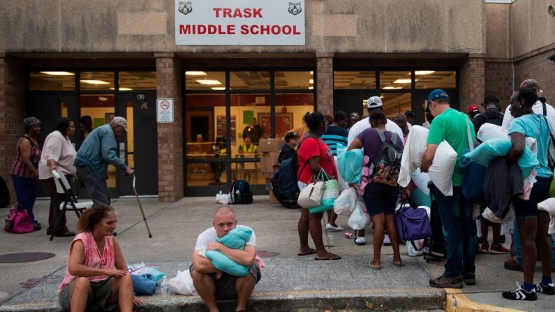 Les gens font la queue pour entrer dans un abri anti-ouragan à l'école Trask Middle de Wilmington, en Caroline du Nord, le 11 septembre 2018. Le 11 septembre 2018, les responsables de l'urgence ont averti la population des risques de l'ouragan Florence. Photo : ANDREW CABALLERO-REYNOLDS / AFP / Getty Images.