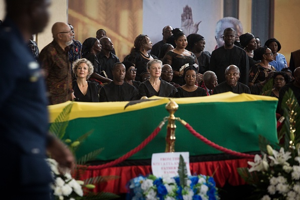 Nane Maria, la veuve de Kofi Annan, diplomate ghanéen et ancien secrétaire général des Nations Unies, décédée le 18 août à l'âge de 80 ans après une courte maladie, est assise avec d'autres dignitaires devant le cercueil du Centre de conférences international d'Accra. Photo RUTH MCDOWALL / AFP / Getty Images.
