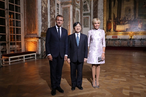 Le président français Emmanuel Macron (à gauche) et son épouse Brigitte Macron (à droite) posent avec le prince héritier Naruhito avant un dîner officiel au château de Versailles, le 12 septembre 2018.  (Photo : LUDOVIC MARIN/AFP/Getty Images)