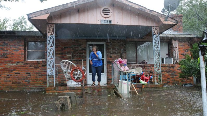 Une femme parle dans un téléphone portable pour demander de l'aide à sa résidence inondée à Lumberton, en Caroline du Nord, le 15 septembre 2018, à la suite de l'ouragan Florence. Photo : ALEX EDELMAN / AFP / Getty Images.
