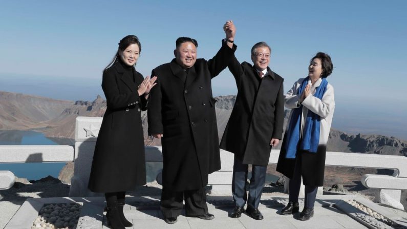 20 septembre 2018 : Le leader nord-coréen Kim Jong Un et son épouse Ri Sol Ju posent avec le président sud-coréen Moon Jae-in et son épouse Kim Jung-sook au sommet du mont Paektu, en Corée du Nord. Photo par Pyeongyang Press Corps / Pool / Getty Images.