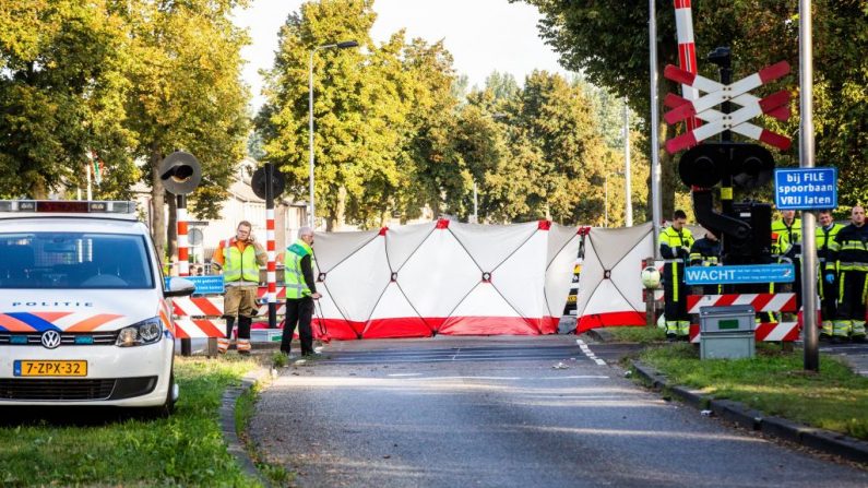 Les secouristes opèrent sur les lieux d'un accident de train avec un vélo cargo à un passage à niveau à Oss, aux Pays-Bas, le 20 septembre 2018, tuant quatre enfants et blessant gravement un autre enfant et un adulte. Photo SEM VAN DER WAL / AFP / Getty Images.
