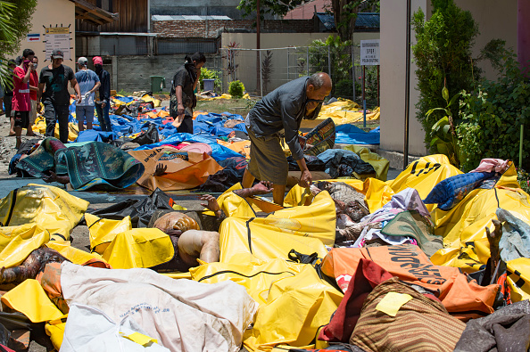 -Le 30 septembre, le bilan d'un séisme et d'un tsunami en Indonésie a atteint 832morts. Photo BAY ISMOYO / AFP / Getty Images.