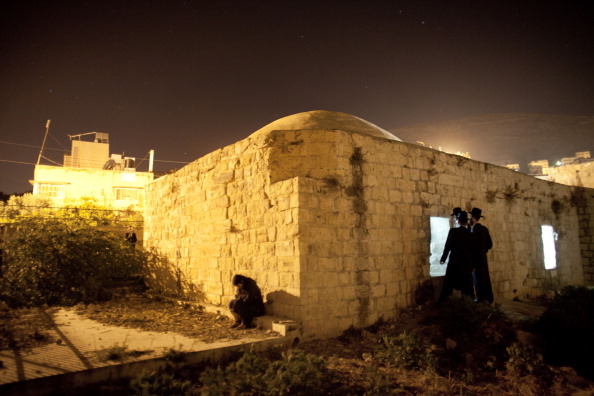 Des fidèles juifs prient devant le tombeau de Joseph à Naplouse, en Cisjordanie. Photo par Uriel Sinai / Getty Images.