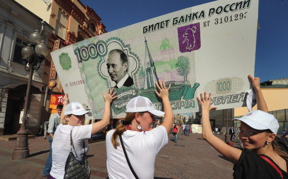 Chute du rouble  lundi à l'ouverture, passant la barre des soixante-dix roubles (70,16) pour un dollar. Photo : ALEXANDER NEMENOV / AFP / Getty Images.