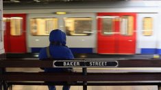 Une famille survit au train qui passe au-dessus d’eux après leur chute sur les rails du métro de Londres