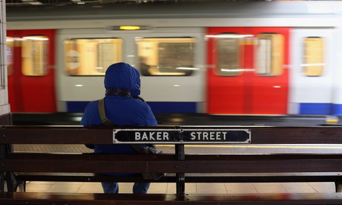Un passager attend un train à la station de métro de Baker Street, à Londres, le 9 janvier 2013. (Dan Kitwood/Getty Images)
