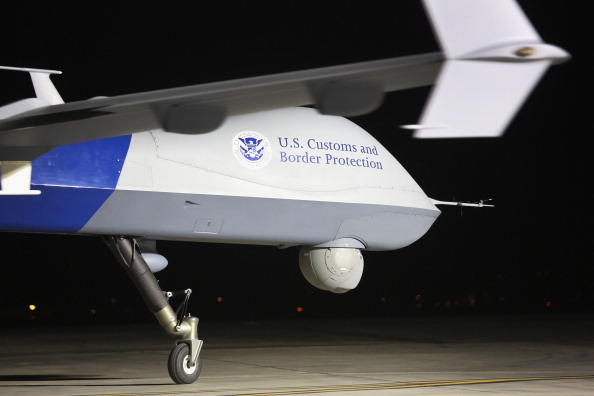 Un drone Predator exploité par l'Office américain de l'air et de la marine (OAM), pour un vol de surveillance, l’avion sans pilote et non armé MQ-9 Predator B, travaille en moyenne 12 heures par jour à environ 19 000 pieds. Photo de John Moore / Getty Images.