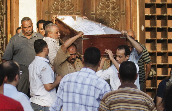 Des égyptiens portent le cercueil d'un homme chiite, tué avec trois autres par une foule. Photo : GIANLUIGI GUERCIA / AFP / Getty Images.
