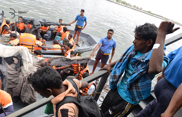 Des Sri Lankais sauvés par un chalutier de pêche, à la dérive sont amenés dans un port de Galle. La marine sri-lankaise a sauvé 70 immigrants clandestins en haute mer. Photo d’illustration, Ishara S.KODIKARA / AFP / Getty Images. 
