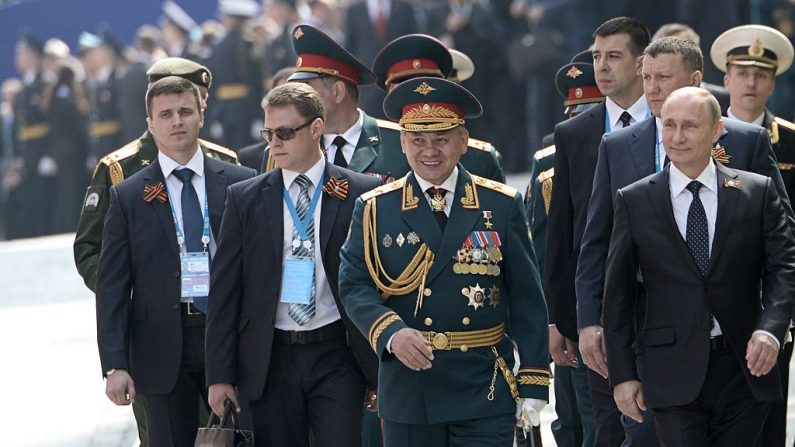 Dans cette photo au premier plan, de droite : le président russe Vladimir Poutine et le ministre russe de la Défense et général de l'armée Sergueï Shoigu assistent à une cérémonie de fleurs au tombeau du soldat inconnu. Photo par l'agence photo hôte / RIA Novosti via Getty Images.
