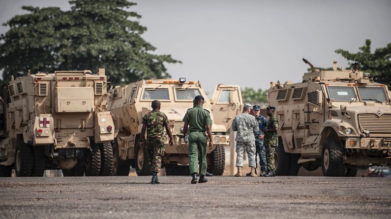 Des membres de l'armée nigériane et américaine discutent alors qu'ils se tiennent à côté de certains des 24 véhicules blindés donnés au gouvernement nigérian à Lagos par le gouvernement américain pour aider à combattre Boko Haram. Photo STEFAN HEUNIS / AFP / Getty Images.