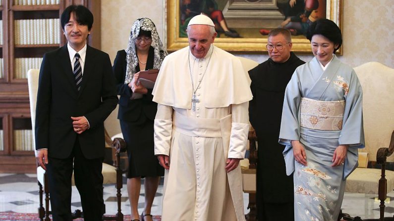 Le Prince Japonais Akishino et son épouse la princesse Kiko côtoient le pape François lors d'une réunion au Vatican. Photo d’illustration : STEFANO RELLANDINI) / AFP / Getty Images.