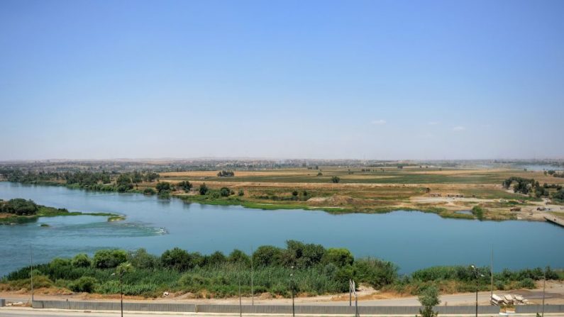 Une vue générale du fleuve Tigre, visible de Mossoul. Le petit champ de foire se trouve au bout d’un pont sur le Tigre récemment ouvert aux civils, seul lien physique entre les deux rives du fleuve. Photo : MOHAMED EL-SHAHED / AFP / Getty Images.