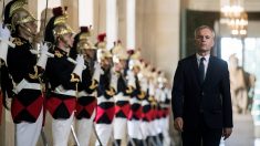 Macron remanie son gouvernement, maintient l’imposition à la source au 1er janvier