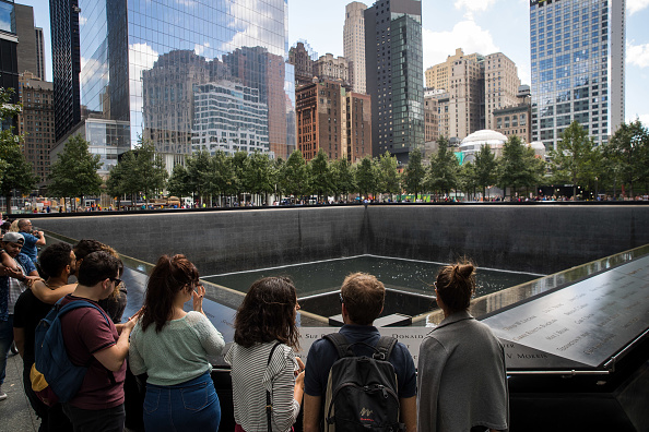 Le mémorial du 11 Septembre est situé sur le site des anciennes tours jumelles du World Trade Center, dans le sud de Manhattan à New York. (Photo : Drew Angerer/Getty Images)