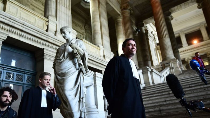 -Les avocats de Mehdi Nemmouche, le suspect français dans l'attaque du musée juif bruxellois, Henri Laquay et Sébastien Courtoy discutent avec la presse après l'audition du client devant la chambre du conseil à Bruxelles, le 21 septembre 2017. Photo : EMMANUEL DUNAND / AFP / Getty Images.