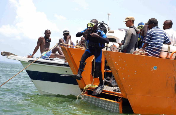 -Une équipe de sauvetage maritime plonge dans le lac Victoria. photo d’illustration : PETER BUSOMOKE / AFP / Getty Images.