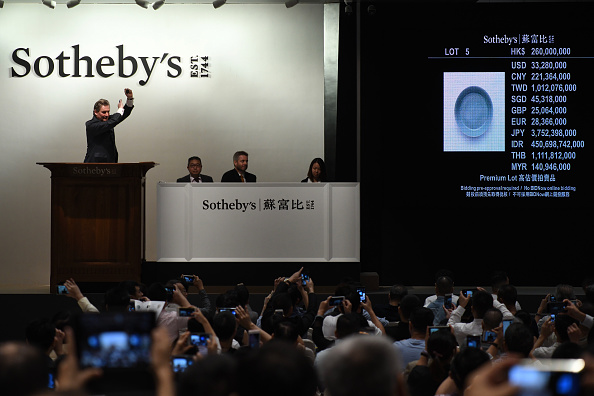 -Les acheteurs asiatiques sont très actifs ces dernières années dans les ventes aux enchères de Hong Kong, Photo ANTHONY WALLACE / AFP / Getty Images.