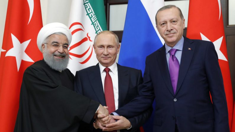 Le président russe Vladimir Poutine, le président turc Recep Tayyip Erdogan, et le président iranien Hassan Rouhani posent lors d'une réunion trilatérale sur la Syrie. Photo MIKHAIL METZEL / AFP / Getty Images.