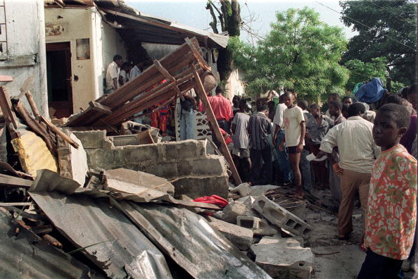 Un enfant de Monrovia regarde les dégâts de son domicile, le 29 octobre 1992, qui a été détruit par une attaque à la roquette. Les rebelles du NPFL (Front national patriotique du Libéria), dirigés par Charles Taylor, continuent de bombarder la capitale. Photo ALAIN BOMMENEL / AFP / Getty Images.