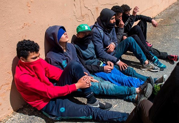De jeunes marocains se rassemblent au port de la ville portuaire de Ceuta, une enclave espagnole perchée à l'extrémité nord du Maroc, le 11 avril 2018, alors qu'ils attendent l'occasion de monter à bord d'un bateau pour l'Europe. (Photo : FADEL SENNA/AFP/Getty Images)