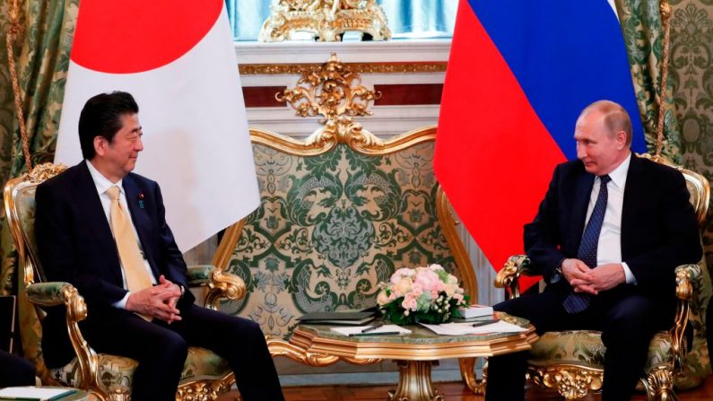 Le président russe Vladimir Poutine rencontre le Premier ministre japonais Shinzo Abe au Kremlin à Moscou le 26 mai 2018. Photo de GRIGORY DUKOR / AFP / Getty Images.
