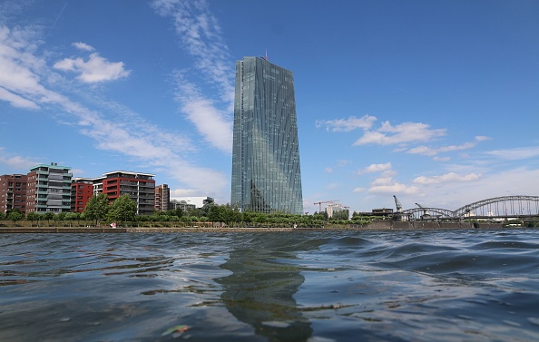 Le bâtiment de la Banque centrale européenne est représenté à l'arrière-plan du fleuve le Main, à Francfort, en Allemagne, le 21 juin 2018. Photo : YANN SCHREIBER / AFP / Getty Images.