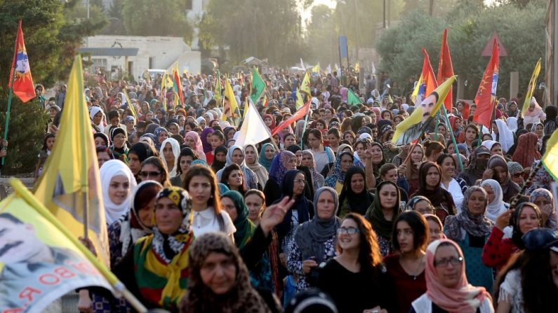 Des manifestants syro-kurdes agitent le drapeau kurde lors d’une protestation. Photo : DELIL SOULEIMAN / AFP / Getty Images.