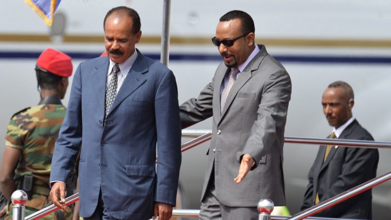 Le président de l'Erythrée, Issaias Afeworki est accueilli par le Premier ministre éthiopien, Abiy Ahmed, à l'aéroport international d'Addis-Abeba pour sa visite officielle en Ethiopie après plus de vingt ans de conflit frontalier. Photo MICHAEL TEWELDE / AFP / Getty Images.