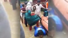 Un bénévole permet à 4 victimes d’une inondation d’atteindre un canot de sauvetage en offrant son dos en guise de marchepied
