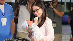 Une nouvelle maman vit dès que les infirmières placent le nouveau-né sur sa poitrine lors d’une complication à l’accouchement