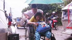 Un enfant dévoué de 12 ans s’occupe inlassablement de sa mère handicapée tout au long de sa scolarité