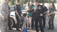 Des policiers escortent un garçon de 5 ans le jour de sa rentrée en maternelle pendant que son père blessé reste dans le coma