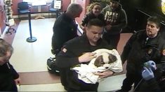 Sauvetage spectaculaire : des policiers et des pompiers font équipe pour sauver un chiot qui s’étouffe dans le hall du poste de police