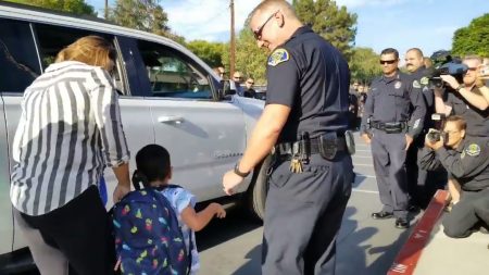 Le fils d’un policier décédé est emmené au jardin d’enfants par la grande famille des policiers