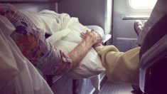 L’amour éternel : Un couple de personnes âgées se tiennent la main pendant l’évacuation des sinistrés de l’ouragan Florence