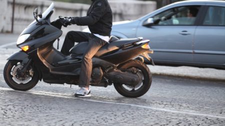 Saint-Denis : agressée par deux voleurs en scooter, une femme est traînée sur plusieurs mètres