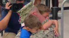 Un père militaire retrouve ses fils à un match de baseball, mais pas sans une surprise ou deux