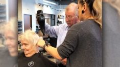 Un mari âgé apprend à coiffer sa femme victime d’un accident vasculaire cérébral