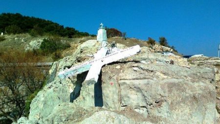 Grèce : une grande croix chrétienne détruite à Lesbos pour ne pas « offenser les migrants »